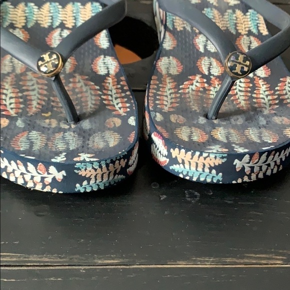 TORY BURCH Thandie Navy/Fern Print Wedge Flip Flop - Picture 7 of 12